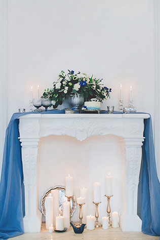 Воздушное утро невесты в голубых тонах, декоративный камин