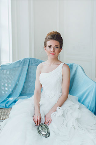 Воздушное утро невесты в голубых тонах, невеста с зеркалом