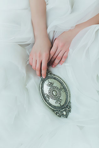 Воздушное утро невесты в голубых тонах, невеста с зеркалом