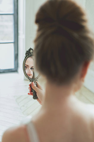 Воздушное утро невесты в голубых тонах, прическа невесты