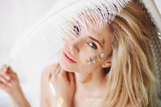 Золотая лихорадка: временные татуировки, невеста с тату в виде перьев