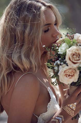 Золотая лихорадка: временные татуировки, невеста с букетом