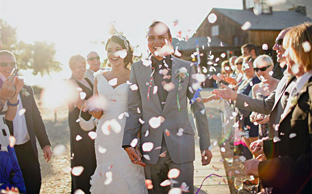 Эффектный выход молодожёнов