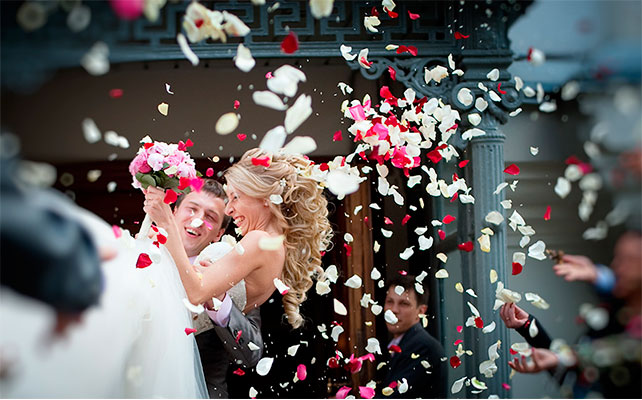 Эффектный выход молодожёнов