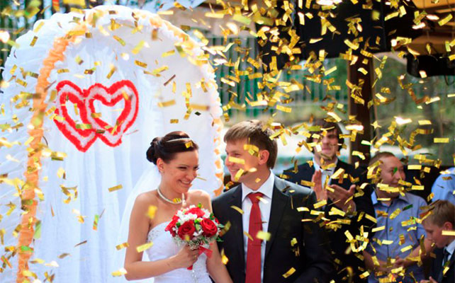 Эффектный выход молодожёнов