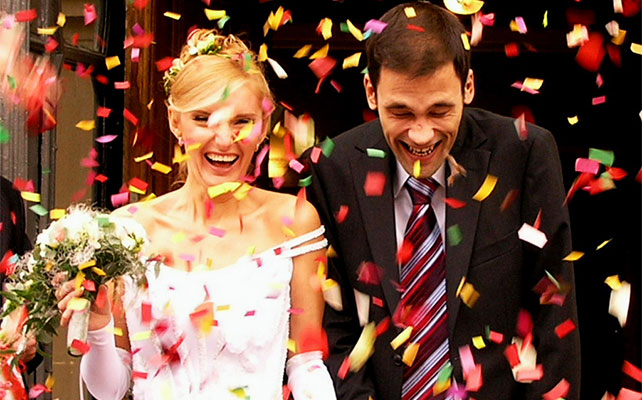 Эффектный выход молодожёнов
