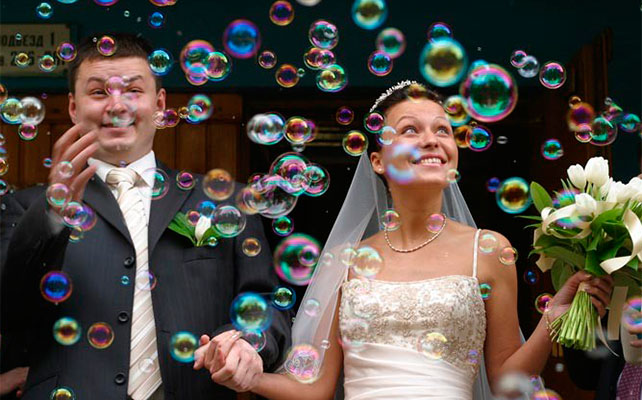 Эффектный выход молодожёнов