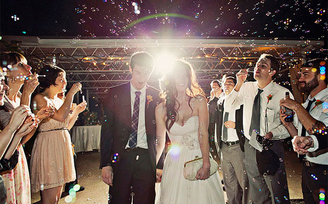 Эффектный выход молодожёнов