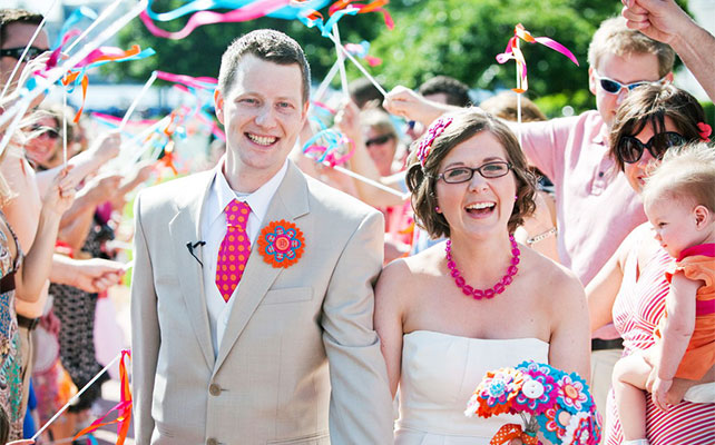 Эффектный выход молодожёнов