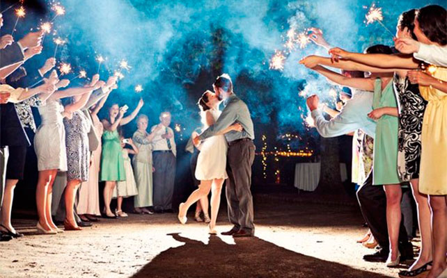 Эффектный выход молодожёнов