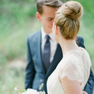 Высокий пучок: 37 свадебных причесок