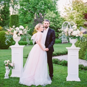 Стильная альтернатива: декоративные колонны вместо свадебной арки