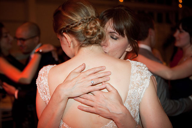 Свадебные фотографии молодожёнов с мамами, свадебное фото невесты с мамой