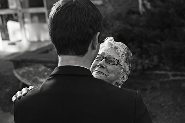 Свадебные фотографии молодожёнов с мамами, свадебное фото жениха с мамой