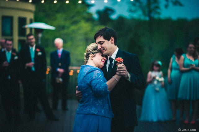 Свадебные фотографии молодожёнов с мамами, свадебное фото жениха с мамой