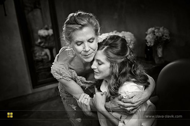 свадебное фото невесты с мамой