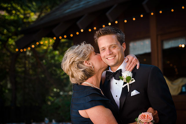 Свадебные фотографии молодожёнов с мамами, свадебное фото жениха с мамой