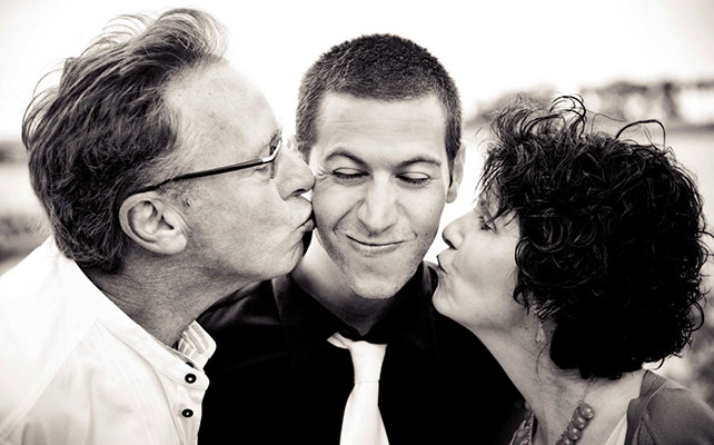 Свадебные фотографии молодожёнов с мамами, свадебное фото жениха с родителями