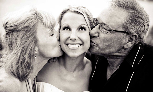 Свадебные фотографии молодожёнов с мамами, свадебное фото невесты с родителями