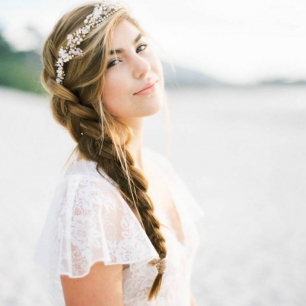 Цветочные веточки: 38 идей для весенней свадебной прически