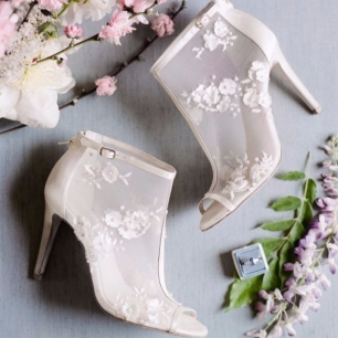 Холодное лето: ботильоны для невесты