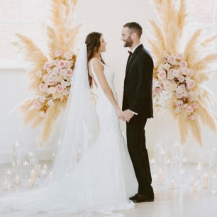 30 фонов и арок для зимней церемонии в помещении