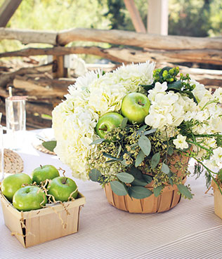 яблоки в декоре свадьбы, композиция на стол