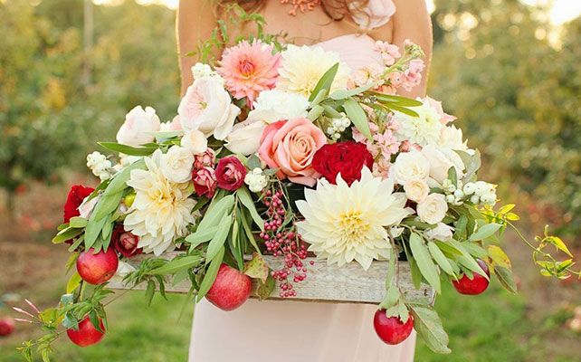 яблоки в декоре свадьбы, композиция на стол