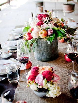 яблоки в декоре свадьбы, композиция на стол