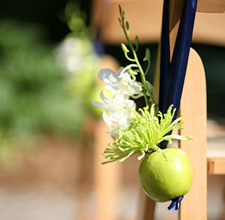 яблоки в декоре свадьбы, декор стульев