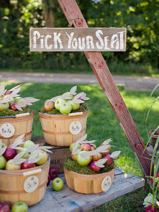 яблоки в декоре свадьбы, рассадочные карточки