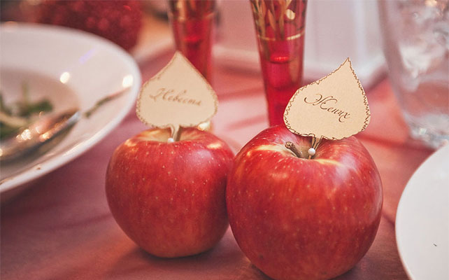 расадочные карточки на яблоках, яблоки в декоре свадьбы