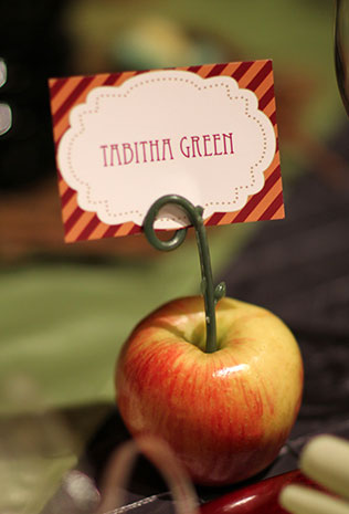 яблоки в декоре свадьбы, рассадочные карточки