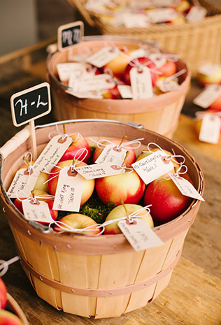 яблоки в декоре свадьбы, рассадочные карточки