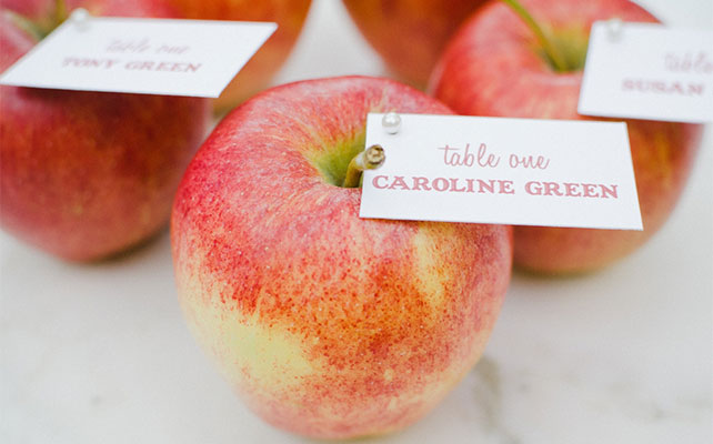 яблоки в декоре свадьбы, рассадочные карточки