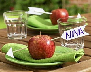 яблоки в декоре свадьбы, рассадочные карточки