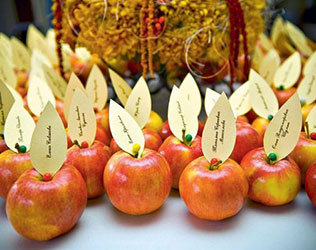 яблоки в декоре свадьбы, рассадочные карточки