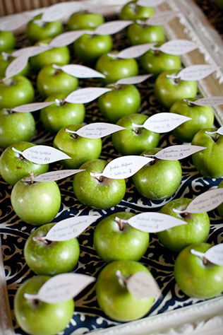 яблоки в декоре свадьбы, рассадочные карточки