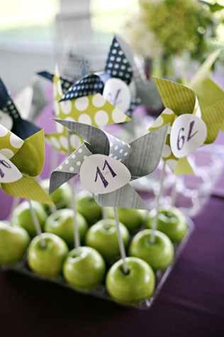 яблоки в декоре свадьбы, рассадочные карточки