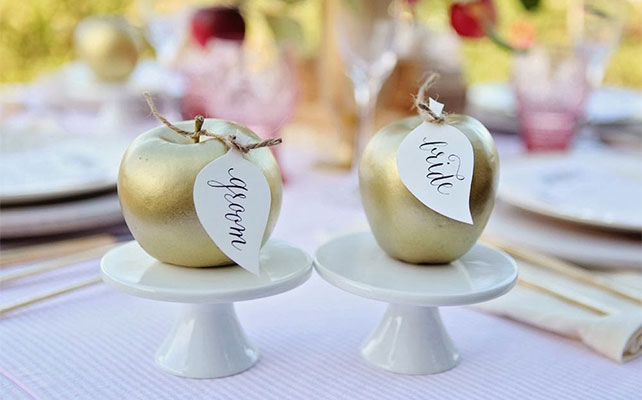 яблоки в декоре свадьбы, рассадочные карточки