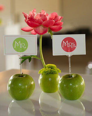 яблоки в декоре свадьбы, рассадочные карточки