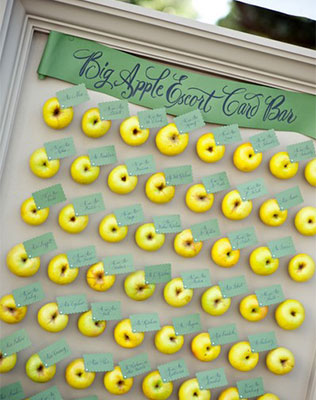 яблоки в декоре свадьбы, рассадочные карточки