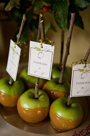 яблоки в декоре свадьбы, сладкий стол
