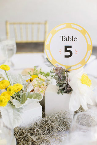 Свадьба в жёлтом цвете, нумерация столов