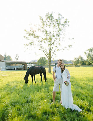 Животные на свадьбе - лошадь