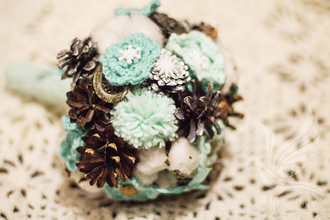 зимний букет невесты с вязаными цветами и шишками
