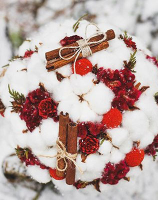 зимний букет невесты с хлопком и палочками корицы