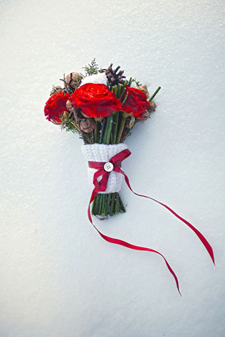яркий зимний букет невесты