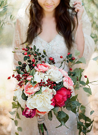 яркий зимний букет невесты с ягодами