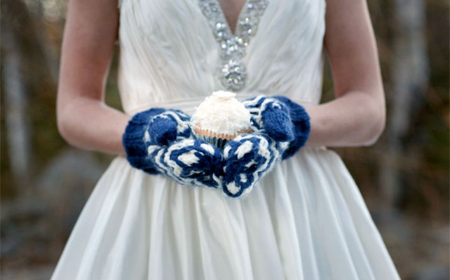 Цветные варежки невесты на зимней свадьбе